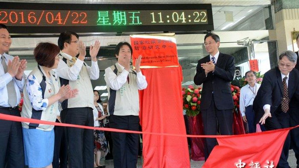 行政院長張善政、台南市長賴清德等人,22日共同為蚊媒傳染病防治研究中心揭牌。(中評社) 行政院長張善政、台南市長賴清德等人,22日共同為蚊媒傳染病防治研究中心揭牌。(中評社)