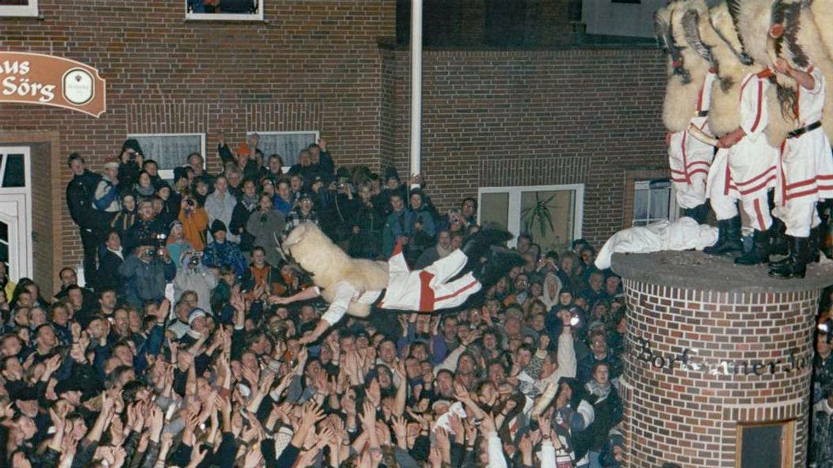 德國博庫姆島(Borkum)民俗節慶活動「Klaasohm」。(G.Meyer@Wikipedia/Copyrighted free use) 德國博庫姆島(Borkum)民俗節慶活動「Klaasohm」。(G.Meyer@Wikipedia/Copyrighted free use)