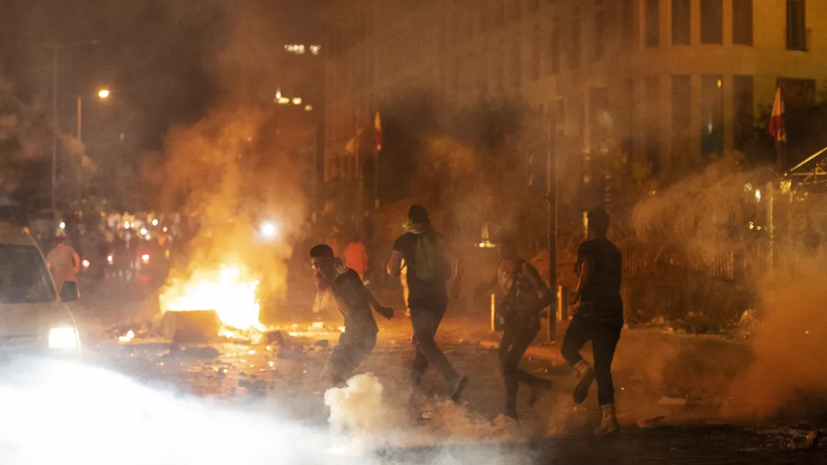 黎巴嫩民眾抗議政府疏忽導致貝魯特大爆炸,卻遭警察以催淚彈回擊。(AP)