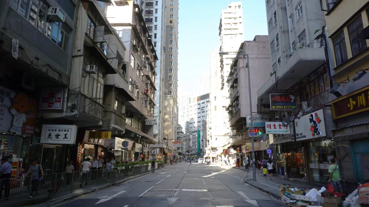 羅大佑唱的〈皇后大道東〉的第一段歌詞,表白了香港再沒有「皇宮」,英式殖民地從此一去不返。也許在不久的將來,皇后大道,無論中、西、東,都可能消失,由人民或解放所替代。圖為皇后大道西。(取自維基百科,由 Exploringlife, CC BY-SA 4.0)