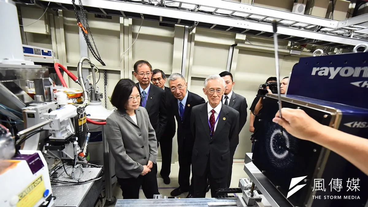 「國家同步輻射研究中心」今(19)日上午舉行啟用台灣光子源設施典禮,科技部長楊弘敦、總統蔡英文都出席。(取自總統府網站) 「國家同步輻射研究中心」今(19)日上午舉行啟用台灣光子源設施典禮,科技部長楊弘敦、總統蔡英文都出席。(取自總統府網站)
