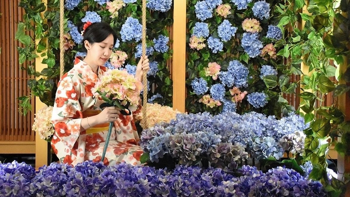 「2022年竹子湖繡球花季」於5/20-6/19登場,日勝生加賀屋二樓大廳布置吸繡球花藝。(圖/臺北市政府產業發展局提供) 「2022年竹子湖繡球花季」於5/20-6/19登場,日勝生加賀屋二樓大廳布置吸繡球花藝。(圖/臺北市政府產業發展局提供)