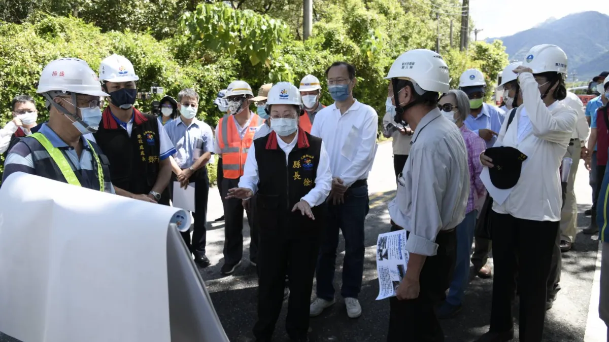 花蓮縣長徐榛蔚領縣府團隊前往玉里鎮關心地震受損建築拆除進度,並會同行政院公共工程委員會現勘崙天大橋、玉長大橋。(圖/花蓮縣政府提供)
