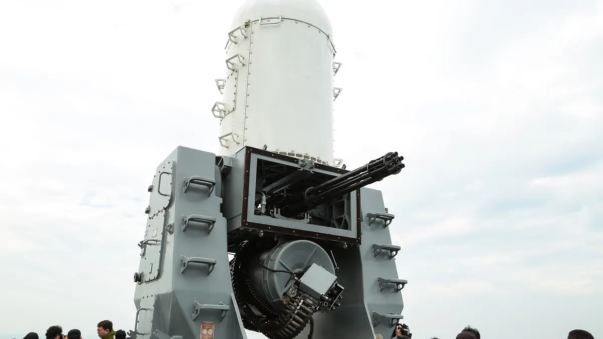 專家說明,方陣快砲與76快砲都是安裝在軍艦上的武器系統。圖為磐石艦上方陣快砲。(資料照,顏麟宇攝) 專家說明,方陣快砲與76快砲都是安裝在軍艦上的武器系統。圖為磐石艦上方陣快砲。(資料照,顏麟宇攝)