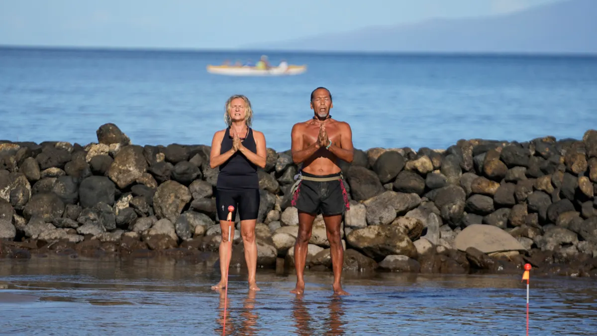 毛伊島遭到野火肆虐過後,夏威夷居民在海邊祈福。(美聯社) 毛伊島遭到野火肆虐過後,夏威夷居民在海邊祈福。(美聯社)