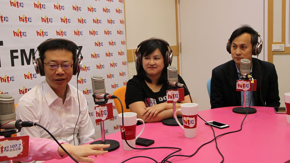 民進黨新北市議員邱婷蔚(中)、國民黨新北市議員參選人葉元之(右一)上午接受廣播專訪,分析選情。(Hit Fm《蔻蔻早餐》製作單位提供) 民進黨新北市議員邱婷蔚(中)、國民黨新北市議員參選人葉元之(右一)上午接受廣播專訪,分析選情。(Hit Fm《蔻蔻早餐》製作單位提供)