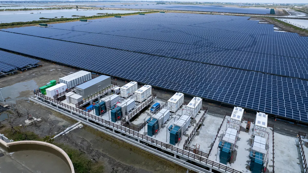 政府推廣太陽光電場及儲能設施。(圖/台電提供) 政府推廣太陽光電場及儲能設施。(圖/台電提供)