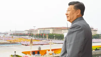 2021年7月1日中共建黨百年大典,中共總書記習近平穿上灰色的毛裝,登上天安門城樓。(資料照,新華網)
