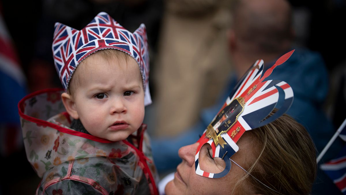 2023年5月6日,英王查理三世在西敏寺舉行加冕儀式,倫敦民眾也紛紛上街觀看國王的金色馬車。(美聯社) 2023年5月6日,英王查理三世在西敏寺舉行加冕儀式,倫敦民眾也紛紛上街觀看國王的金色馬車。(美聯社)