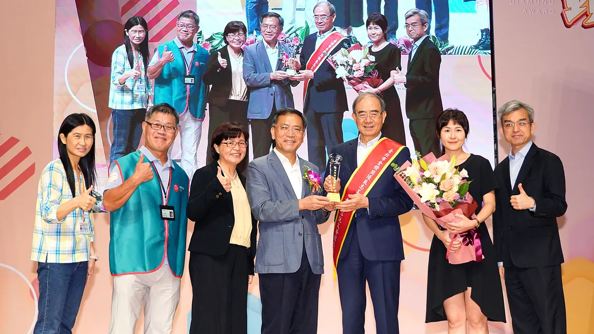 中國信託文薈館獲頒「金鑽獎」優良志工團隊獎殊榮,臺北市副市長蔡炳坤(中)、臺北市政府社會局副局長廖雪如(左一)、中國信託文薈館主任委員陳國世(右三)與總幹事林永勝(右一)出席頒獎典禮。(中信銀行提供) 中國信託文薈館獲頒「金鑽獎」優良志工團隊獎殊榮,臺北市副市長蔡炳坤(中)、臺北市政府社會局副局長廖雪如(左一)、中國信託文薈館主任委員陳國世(右三)與總幹事林永勝(右一)出席頒獎典禮。(中信銀行提供)