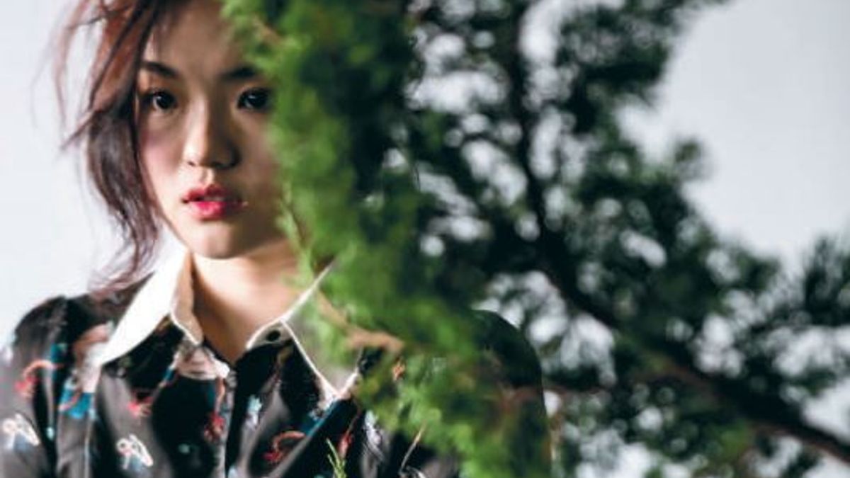 徐佳瑩很喜歡略帶宮廷感的這一套服裝,樹叢後彷彿從綠意中甦醒過來。(圖/ 小日子) 徐佳瑩很喜歡略帶宮廷感的這一套服裝,樹叢後彷彿從綠意中甦醒過來。(圖/ 小日子)