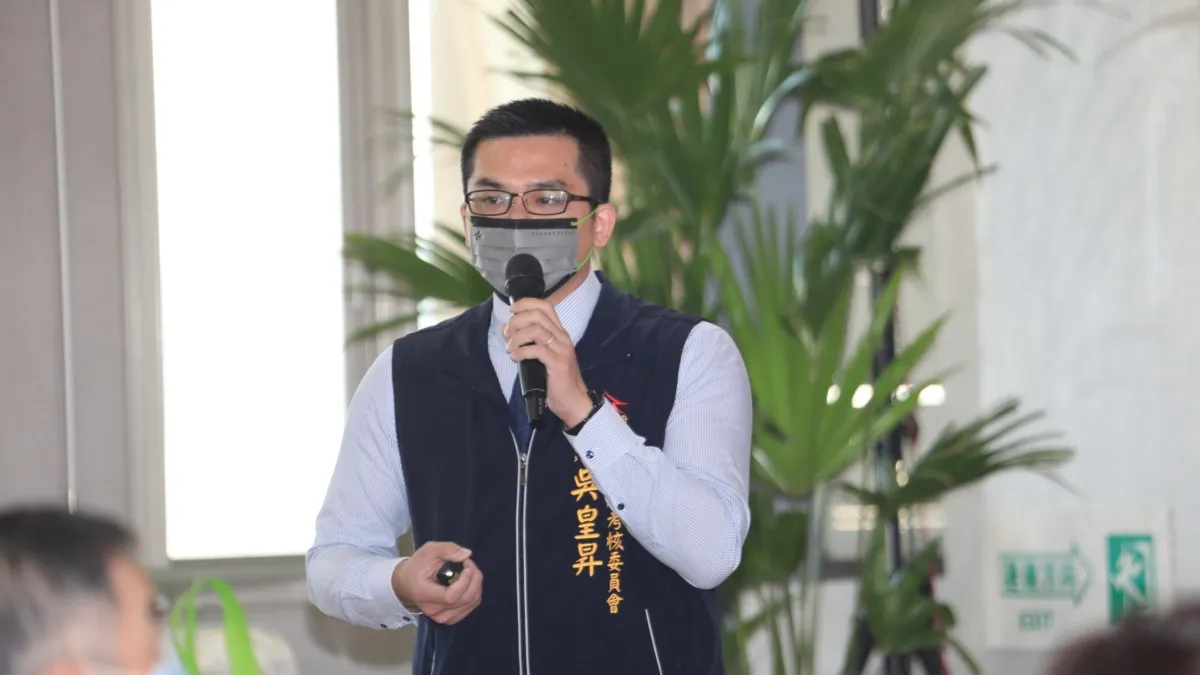台中市政府4日在北屯區公所辦行動市政會議,研考會主委吳皇昇及北屯區長歐陽明分別針對十大施政重點及區務進行簡報。(圖/台中市政府)