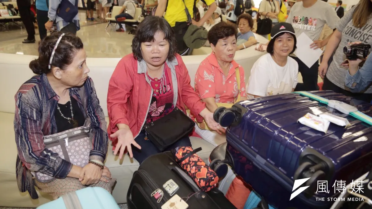 華航空服員罷工,不少旅客在機場苦等。(曾原信攝)