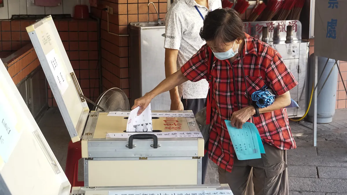 圍繞不在籍投票的攻防,真正暴露的不是技術風險,而是台灣民主被政治算計牽制的困境。(資料照,蔡親傑攝) 圍繞不在籍投票的攻防,真正暴露的不是技術風險,而是台灣民主被政治算計牽制的困境。(資料照,蔡親傑攝)