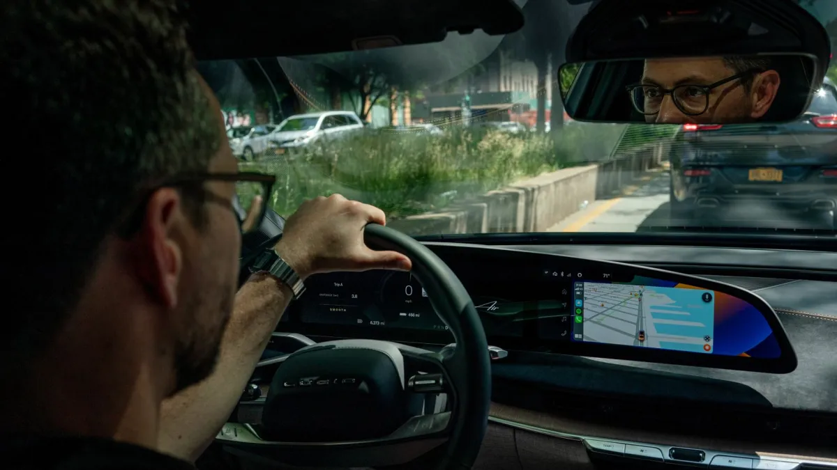 《華爾街日報》專欄作家Christopher Mims駕駛一輛Lucid Air Grand Touring。(THE WALL STREET JOURNAL)