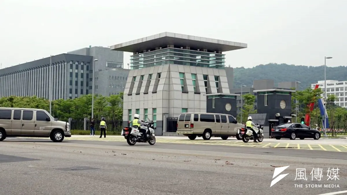 由國安會主導的「2015年政軍兵推」演習,將於4日在大直的「國家政軍指揮中心」(圓山指揮所)相關處所實施。圖為兵推時總統馬英九車隊移動狀況。(資料照,蘇仲泓攝)) 由國安會主導的「2015年政軍兵推」演習,將於4日在大直的「國家政軍指揮中心」(圓山指揮所)相關處所實施。圖為兵推時總統馬英九車隊移動狀況。(資料照,蘇仲泓攝))