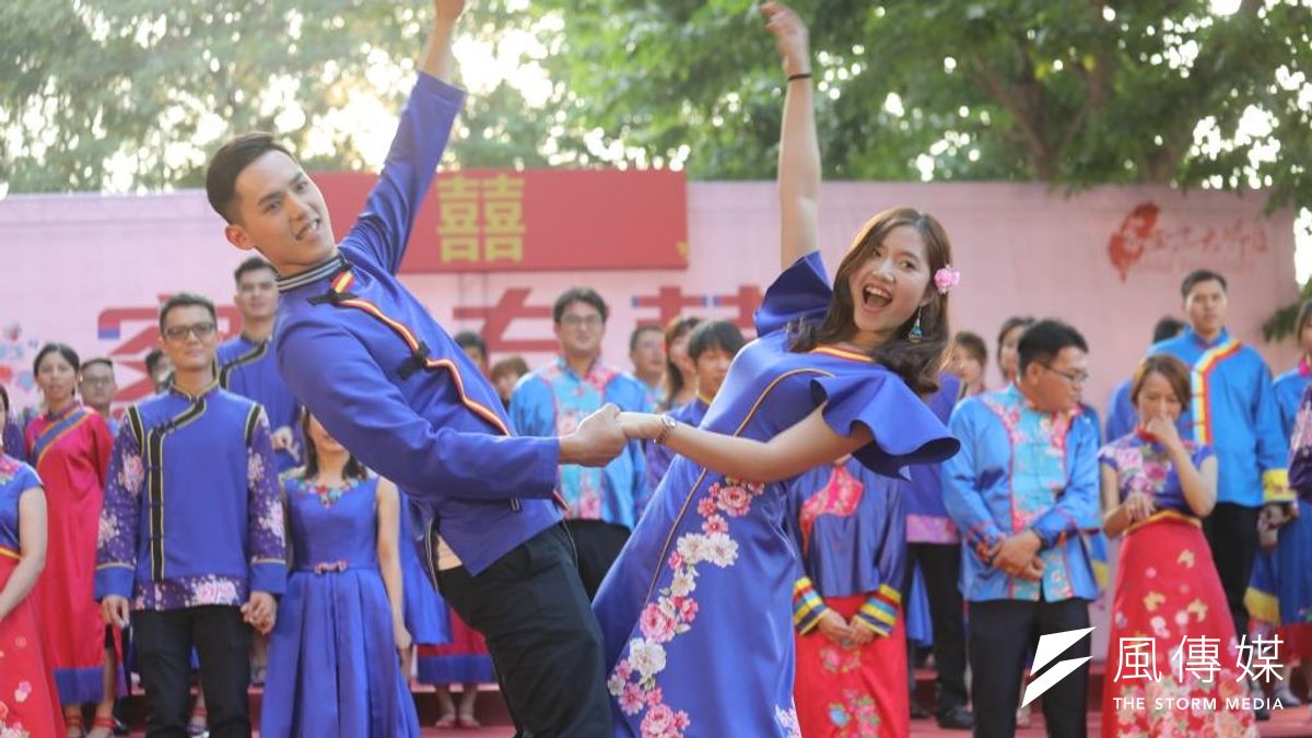 高雄市政府客家事務委員會舉辦「2018客庄12大節慶~客家婚禮‧客家宴」,50對佳偶遵循客家禮法浪漫成婚。(圖/徐炳文攝) 高雄市政府客家事務委員會舉辦「2018客庄12大節慶~客家婚禮‧客家宴」,50對佳偶遵循客家禮法浪漫成婚。(圖/徐炳文攝)