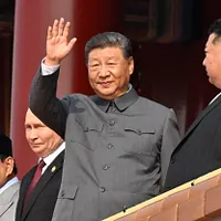 2025年9月3日、中国の習近平国家主席、ロシアのプーチン大統領、北朝鮮の金正恩総書記が九三軍事パレードに出席した。(AP通信) 2025年9月3日、中国の習近平国家主席、ロシアのプーチン大統領、北朝鮮の金正恩総書記が九三軍事パレードに出席した。(AP通信)