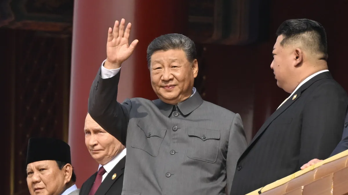 2025年9月3日,中國國家主席習近平、俄羅斯總統普京、北韓領導人金正恩出席抗日勝利暨反法西斯大閱兵。(美聯社)