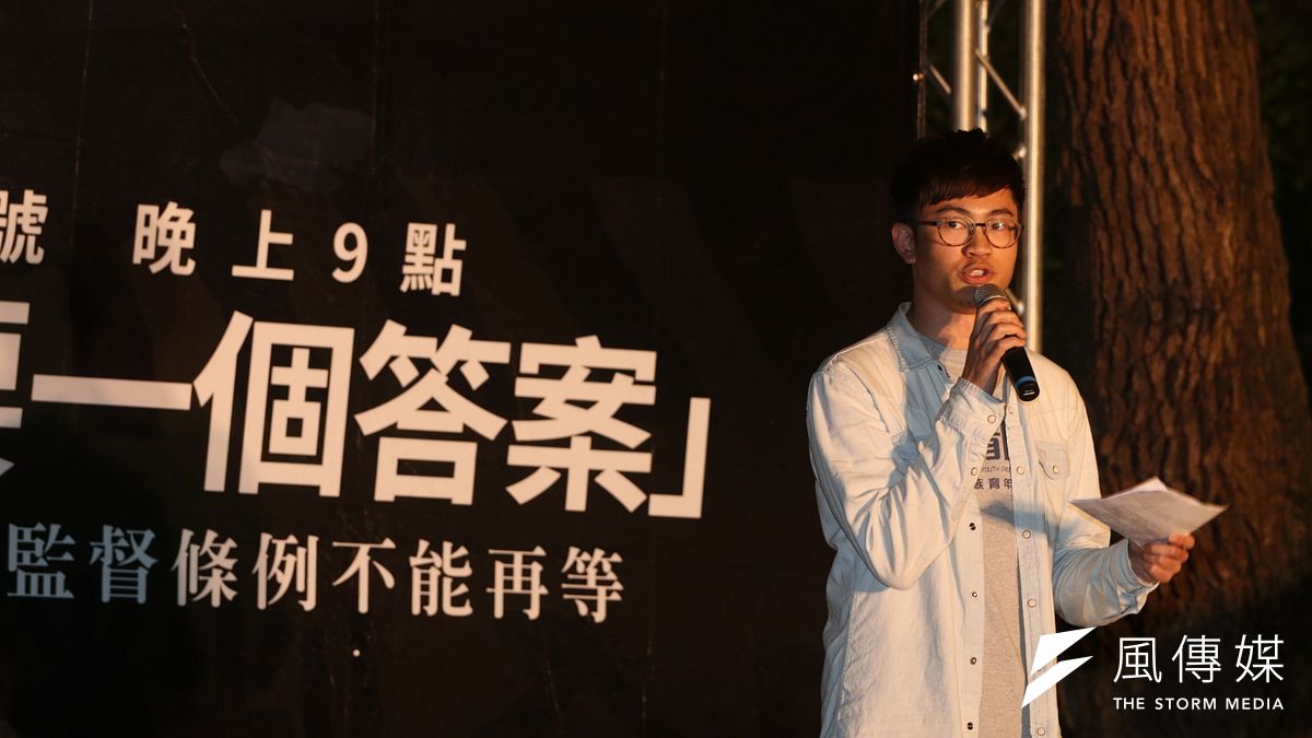 今(18)日是318太陽花學運三周年,經民連等各團體晚間重返立法院青島青路,要求各黨團回應是否能承諾於本會期完成監督條例三讀。經民連發言人簡年佑。(蘇仲泓攝) 今(18)日是318太陽花學運三周年,經民連等各團體晚間重返立法院青島青路,要求各黨團回應是否能承諾於本會期完成監督條例三讀。經民連發言人簡年佑。(蘇仲泓攝)