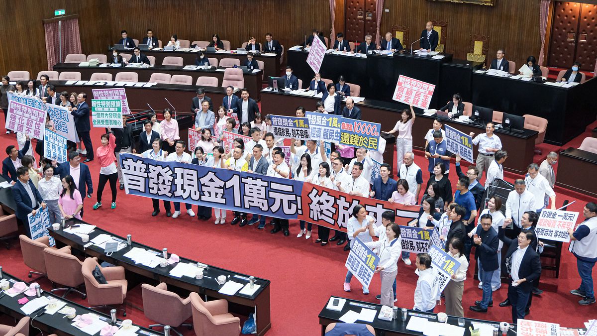 「普發一萬」小確幸來了!BBC看「還稅於民」政治攻防,「超徵退稅」有機會常態化嗎