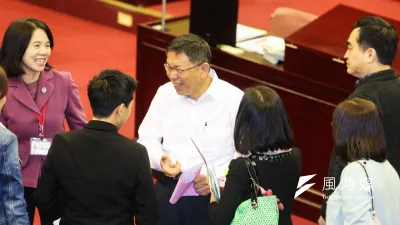 台北市議會小刪通過柯市府首次預算,台北市長柯文哲到場感謝市議員,喜形於色。(陳明仁攝)