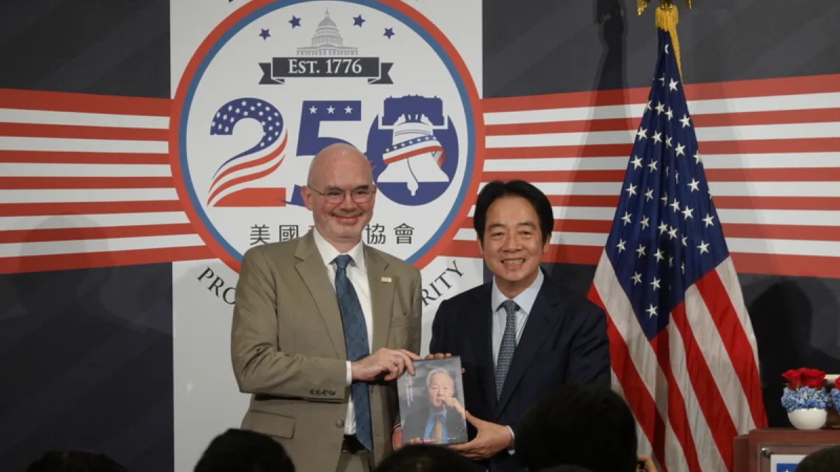 總統賴清德(右)致贈台積電創辦人張忠謀自傳,請AIT處長谷立言(Raymond Greene,左)轉交美國總統。(中央社)