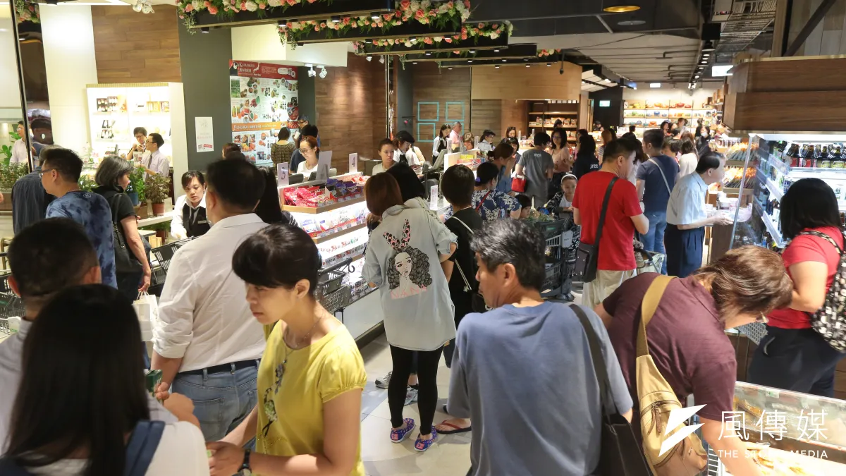 能源局力推夏季節電,除了節電獎勵政策外,為鼓勵民眾外出減少家戶用電量,也祭出「酷涼分店」,只要到能源局核定的2萬家店家打卡消費,便可憑發票參加抽獎。(資料照,顏麟宇攝)