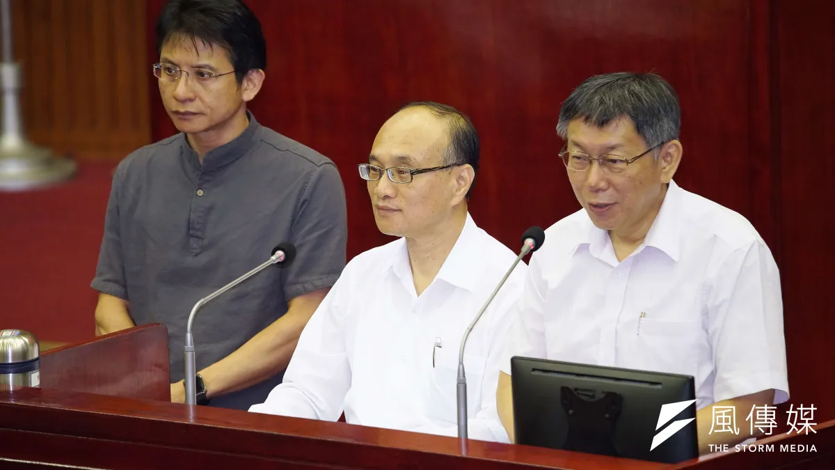 台北市長柯文哲(右)9日前往市議會備詢,不少議員針對至「智慧販賣機」議題質詢。教育局長曾燦金(左)也在旁備詢。(盧逸峰攝)