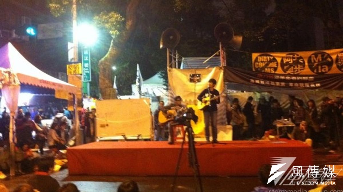 記者會結束,外場不斷鼓掌、有人落淚;接著有人高喊「學生無罪、學生無罪、保護學生、民主萬歲」。(何孟奎攝) 記者會結束,外場不斷鼓掌、有人落淚;接著有人高喊「學生無罪、學生無罪、保護學生、民主萬歲」。(何孟奎攝)