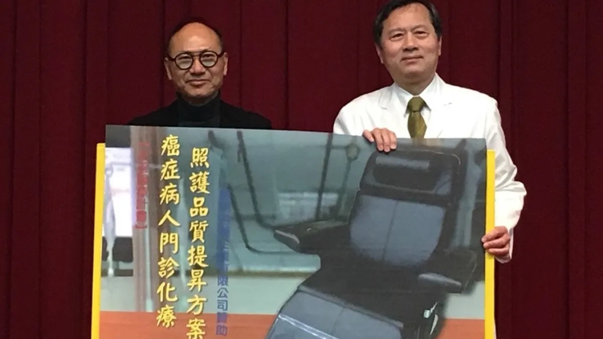 黑手起家的吉輔企業董事長劉興榮捐贈台中榮總化療椅。(圖/臺中榮民總醫院提供)