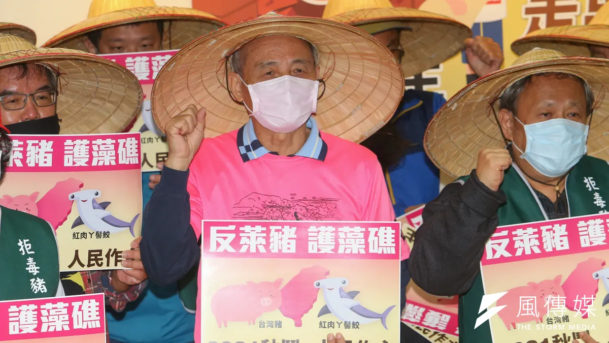 珍愛藻礁公投領銜人潘忠政與秋鬥團體11日舉辦「反萊豬護藻礁,秋鬥行腳拚公投」記者會。(顏麟宇攝)