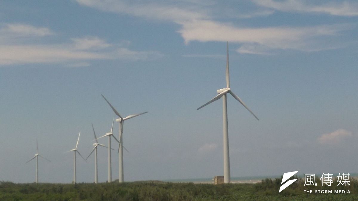 台灣北部的風力發電機組(風傳媒) 台灣北部的風力發電機組(風傳媒)