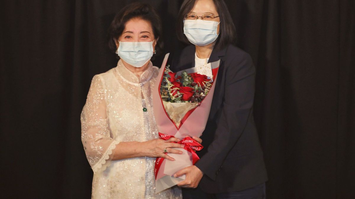 總統蔡英文(右)26日中午邀請小英之友會、黨中央婦女部及青年部的志工一同觀賞電影《孤味》,而新科金馬影后陳淑芳(左)也現身會場。(資料照,民進黨中央提供) 總統蔡英文(右)26日中午邀請小英之友會、黨中央婦女部及青年部的志工一同觀賞電影《孤味》,而新科金馬影后陳淑芳(左)也現身會場。(資料照,民進黨中央提供)