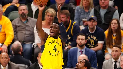 溜馬歐拉迪波(左)壓哨前三分球,左右不了比賽勝負,卻讓彩迷贏錢變輸錢。(美聯社)