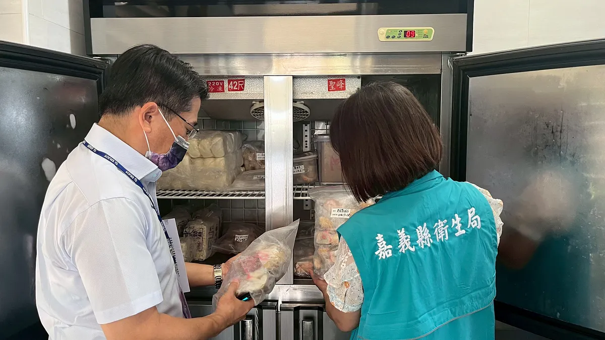 嘉義縣衛生局針對海鮮餐飲業者進行不定期查核,攜手嚴守食安,把關最「嘉」海味。(圖/嘉義縣政府衛生局提供) 嘉義縣衛生局針對海鮮餐飲業者進行不定期查核,攜手嚴守食安,把關最「嘉」海味。(圖/嘉義縣政府衛生局提供)