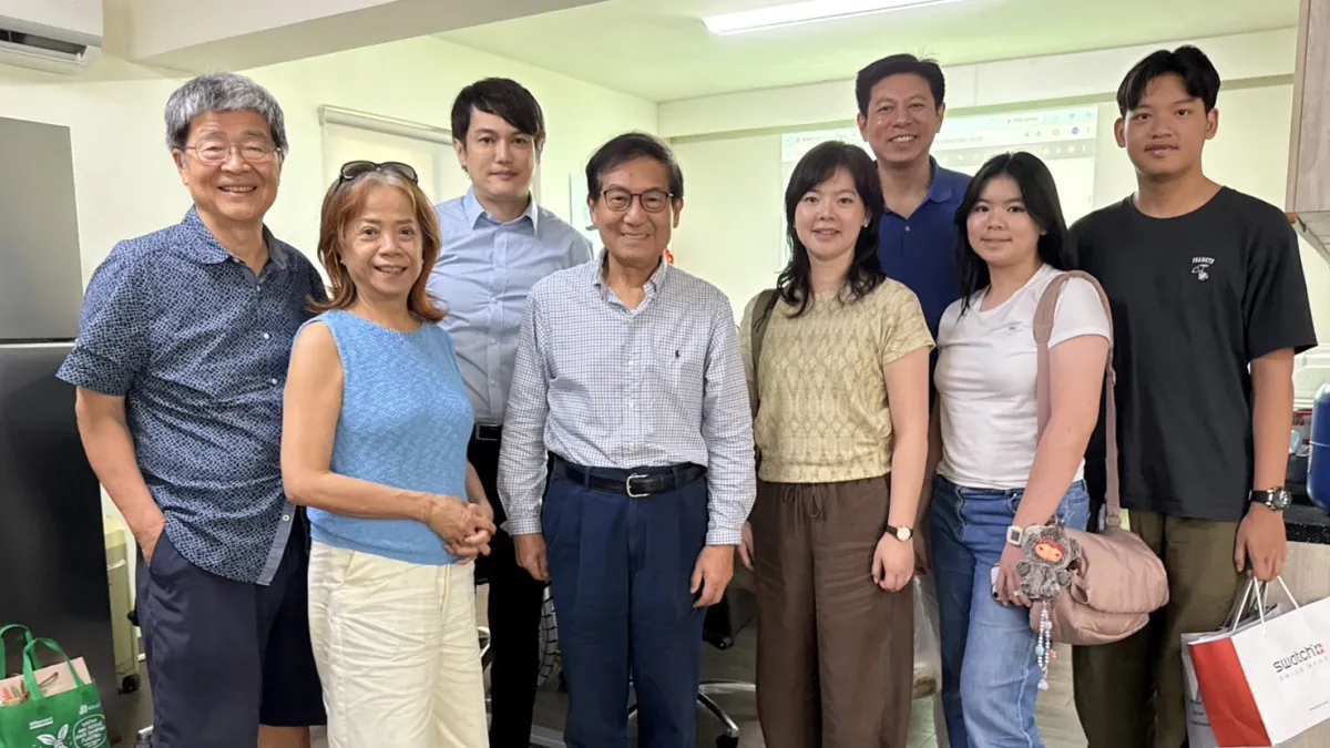 墨瑞善水布局國際原料市場,董事長謝嵩嶽(中)與東南亞客戶合照。(圖/墨瑞善水科技提供)