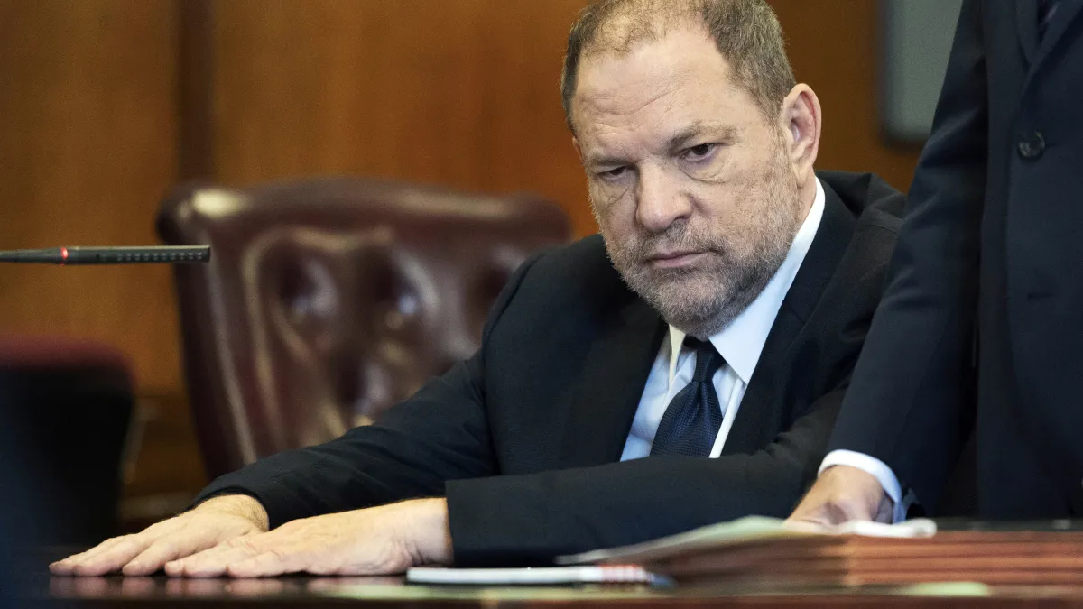2018年6月5日,好萊塢名製片人、色魔溫斯坦(Harvey Weinstein)首度為自己被指控的性侵罪名出庭(AP)