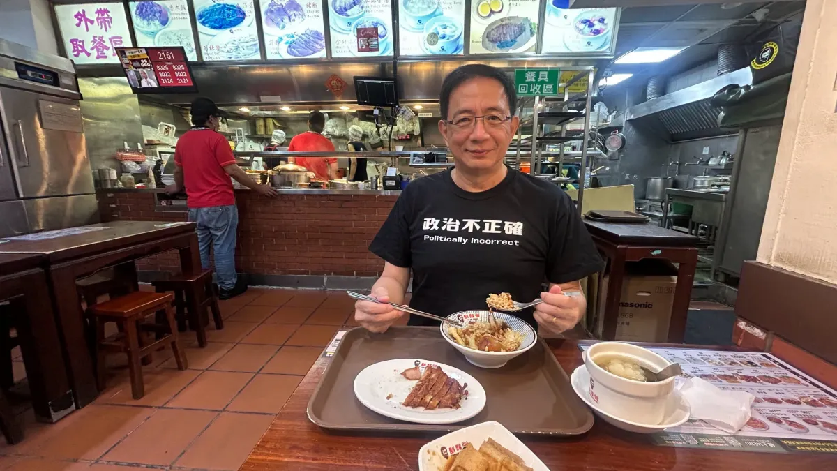 鬍鬚張被綠營出征,前台大校長管中閔隨即曬出自己前往鬍鬚張用餐的照片力挺。(取自管中閔臉書)