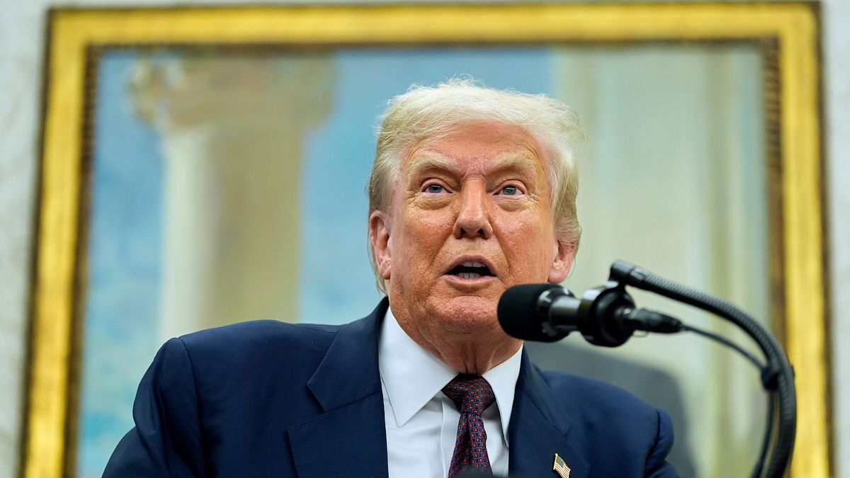 2025年8月6日、米国のトランプ大統領とアップルCEOのクック氏がホワイトハウスでアップルの投資と米国の半導体関税決定を発表した。(写真/AP通信提供) 2025年8月6日、米国のトランプ大統領とアップルCEOのクック氏がホワイトハウスでアップルの投資と米国の半導体関税決定を発表した。(写真/AP通信提供)