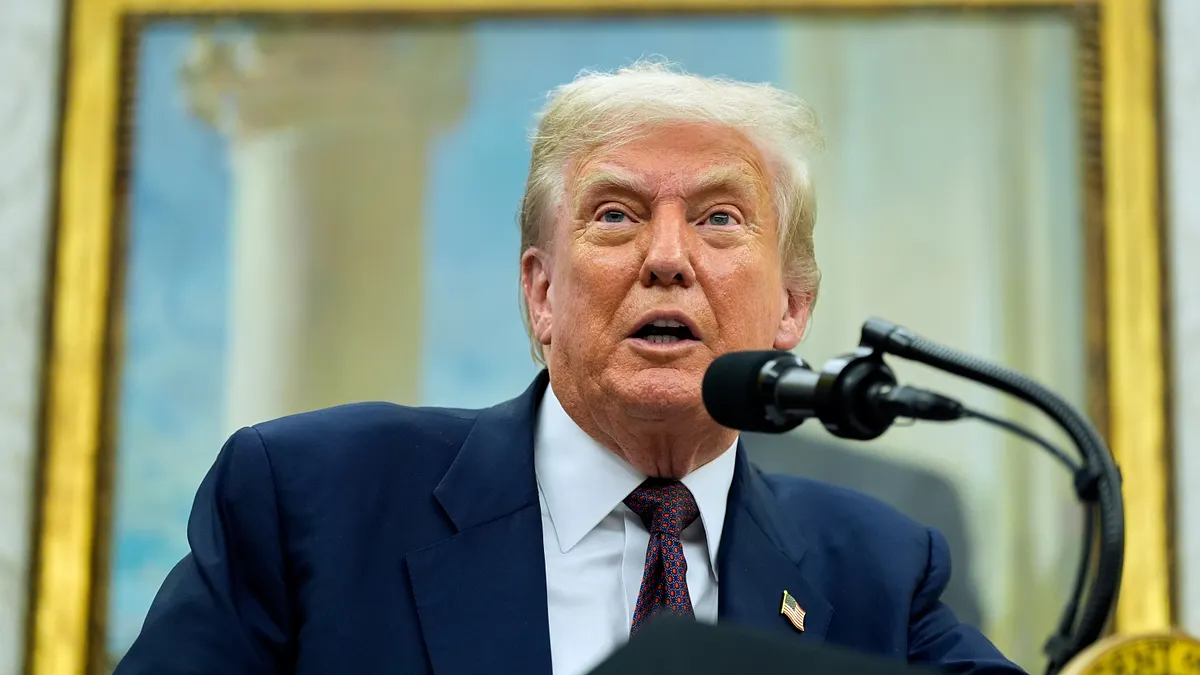 2025年8月6日、米国のトランプ大統領とアップルCEOのクック氏がホワイトハウスでアップルの投資と米国の半導体関税決定を発表した。(写真/AP通信提供) 2025年8月6日、米国のトランプ大統領とアップルCEOのクック氏がホワイトハウスでアップルの投資と米国の半導体関税決定を発表した。(写真/AP通信提供)