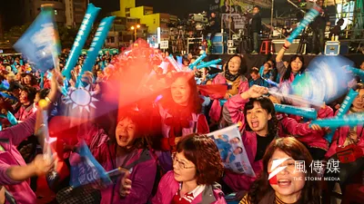 國民黨10日於桃園舉辦黃金周大桃園團結之夜晚會,現場民眾熱情揮舞著手中的旗幟加油。(顏麟宇攝)