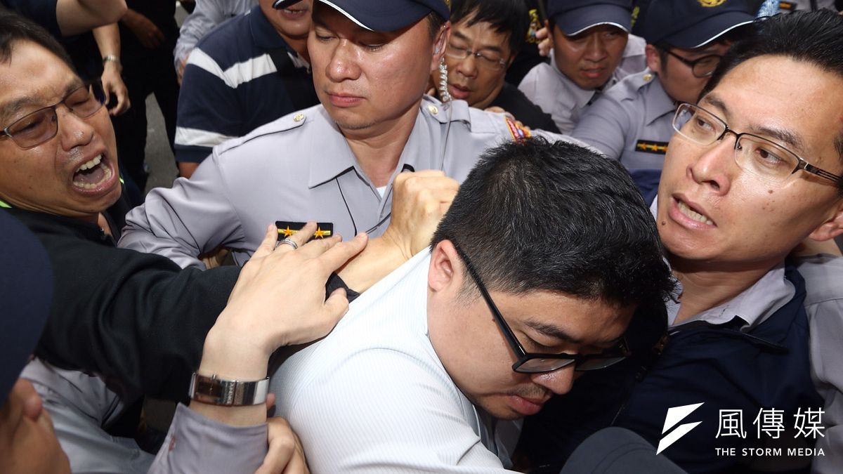 年金改革法案今(19)將於司法及法制委員會審議,監督年金改革聯盟的軍公教團體從昨日開始就夜宿在立法院四周,今早約7點半開始動員,排成人牆堵住青島鎮江街口的兩個出入口,蔡易餘遭推打。(曾原信攝) 年金改革法案今(19)將於司法及法制委員會審議,監督年金改革聯盟的軍公教團體從昨日開始就夜宿在立法院四周,今早約7點半開始動員,排成人牆堵住青島鎮江街口的兩個出入口,蔡易餘遭推打。(曾原信攝)