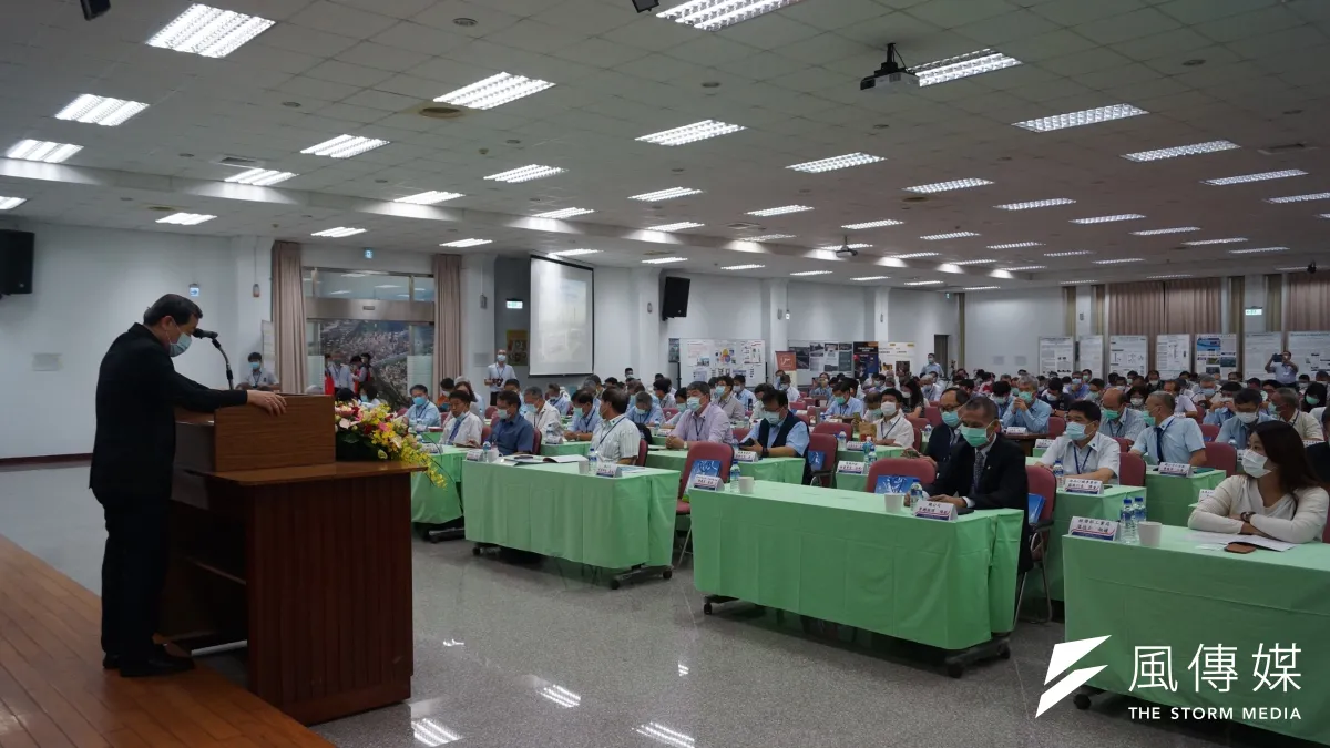 台灣中油公司石化事業部每年舉行工安週活動,加強人員工安觀念,今年結合安全衛生觀摩研討會辦理,開幕式在高雄煉油廠宏南活動中心舉行,以「智慧工安、永續職場」為主題,辦理一系列豐富的活動,向同仁及承攬商宣導工安的重要性。(圖/徐炳文攝)