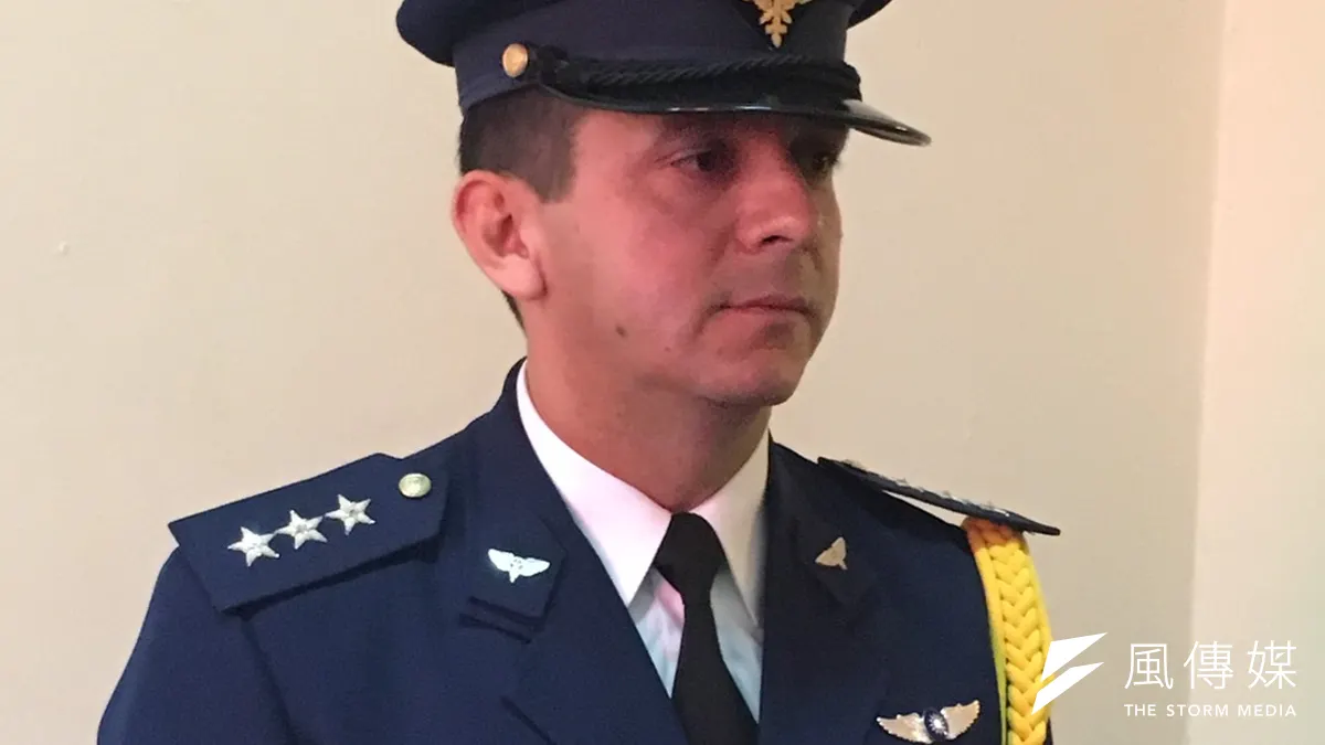 目前在巴拉圭空軍直升機部隊任職的羅美諾說,他是在2003年被該國派往台灣空軍官校就讀。(顏振凱攝) 目前在巴拉圭空軍直升機部隊任職的羅美諾說,他是在2003年被該國派往台灣空軍官校就讀。(顏振凱攝)
