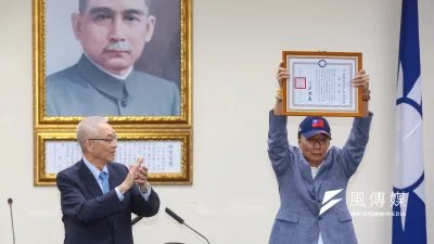 鴻海董事長郭台銘17日接受國民黨主席吳敦義頒贈「中國國民黨中央委員會榮譽狀」。(顏麟宇攝)