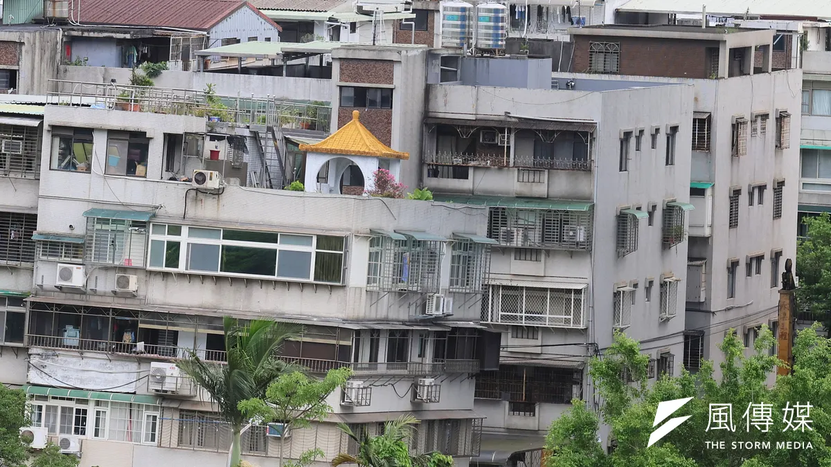 台北市大直街發生民宅傾斜塌陷(前棟)意外,其中是否有人謀不臧或官商勾結,各方注意。(柯承惠攝)