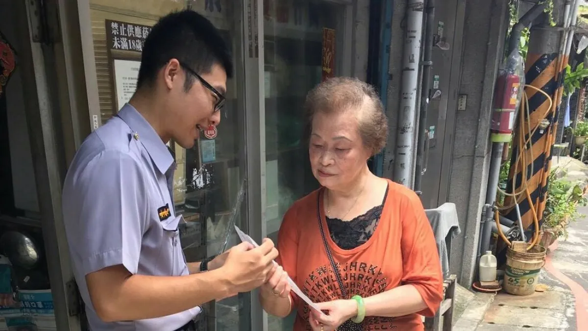 今(8)日體感溫度達42度,新北市啟動防熱機制,轄區永和分局主動落實執行,並開放空間讓民眾避暑。(圖/永和分局提供)