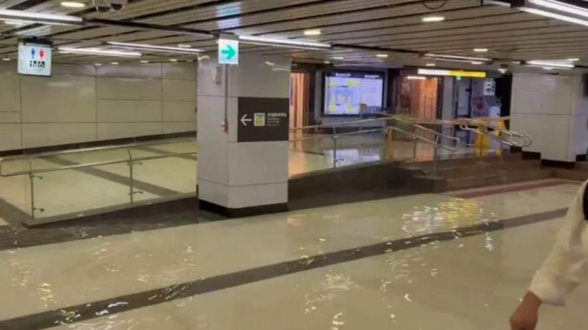 台北車站淹水民眾看傻。(圖/取自記者爆料網)