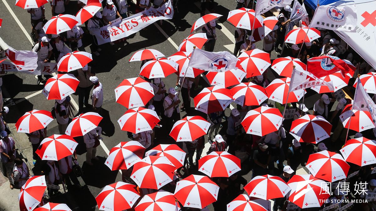 紅十字會「去污名、反廢法」活動,到立法院陳情,一片紅色傘海張開在立法院前。(陳明仁攝) 紅十字會「去污名、反廢法」活動,到立法院陳情,一片紅色傘海張開在立法院前。(陳明仁攝)